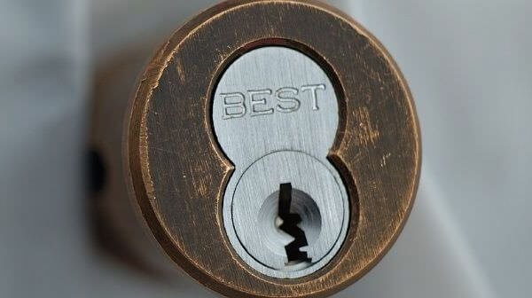 Замена личинки замка входной двери в Пушкине